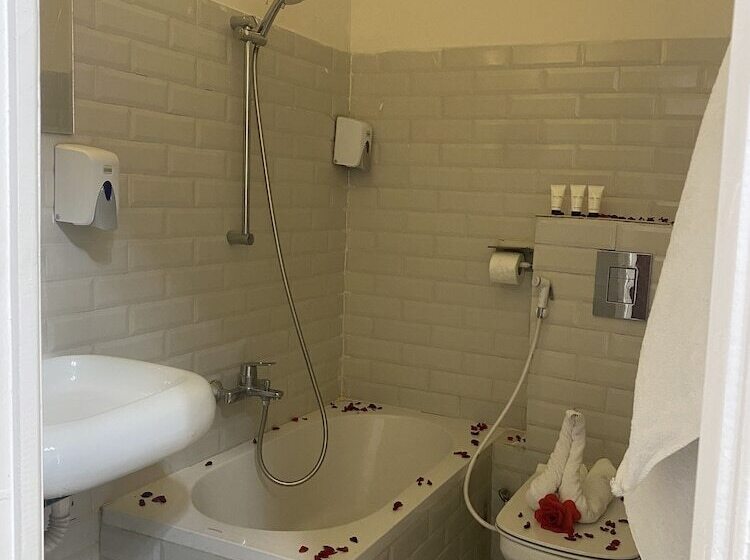 اتاق لوکس سه تخته, La Vida