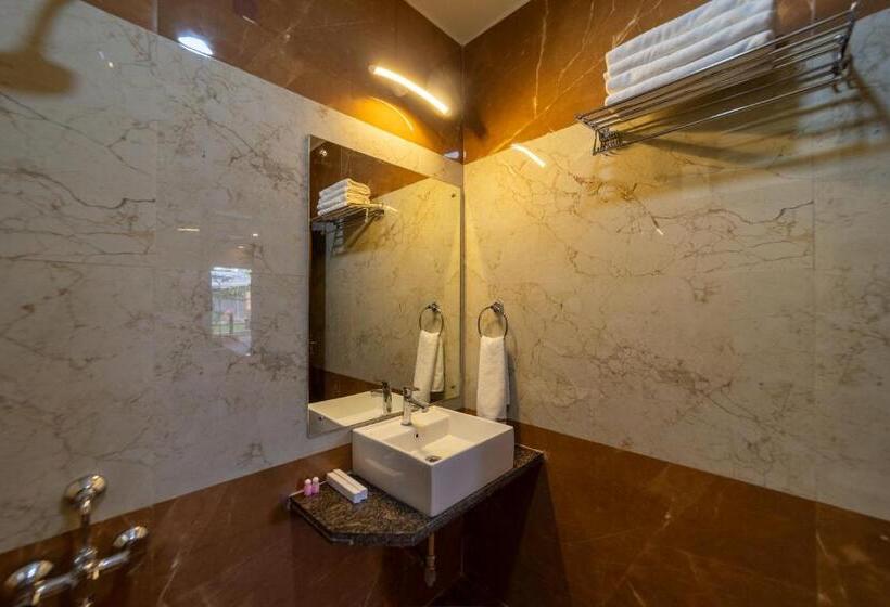 סוויטה נוף לבריכה, Magizhvanam