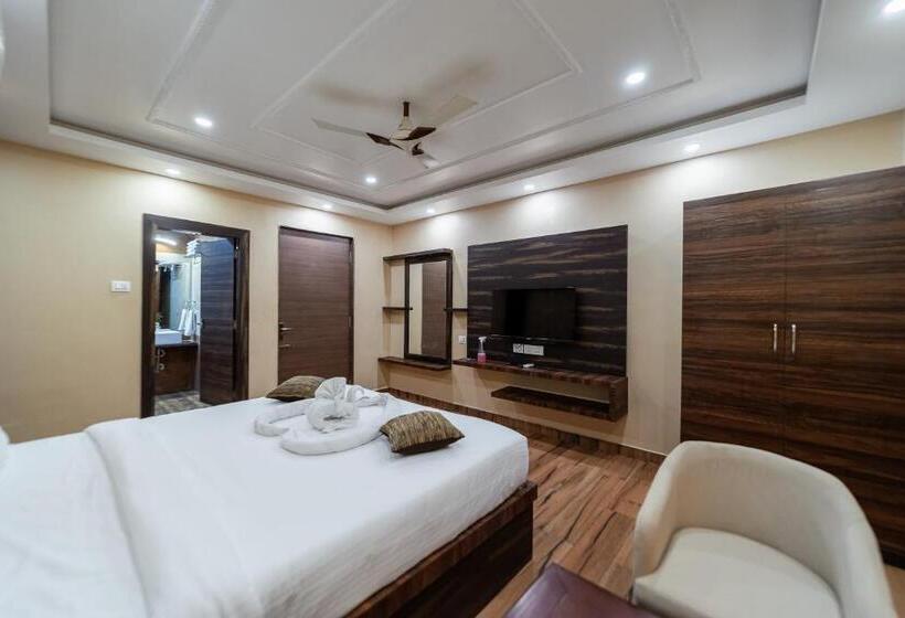 סוויטה נוף לבריכה, Magizhvanam