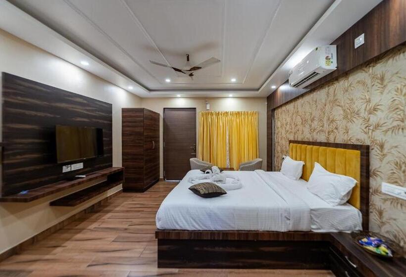 סוויטה נוף לבריכה, Magizhvanam