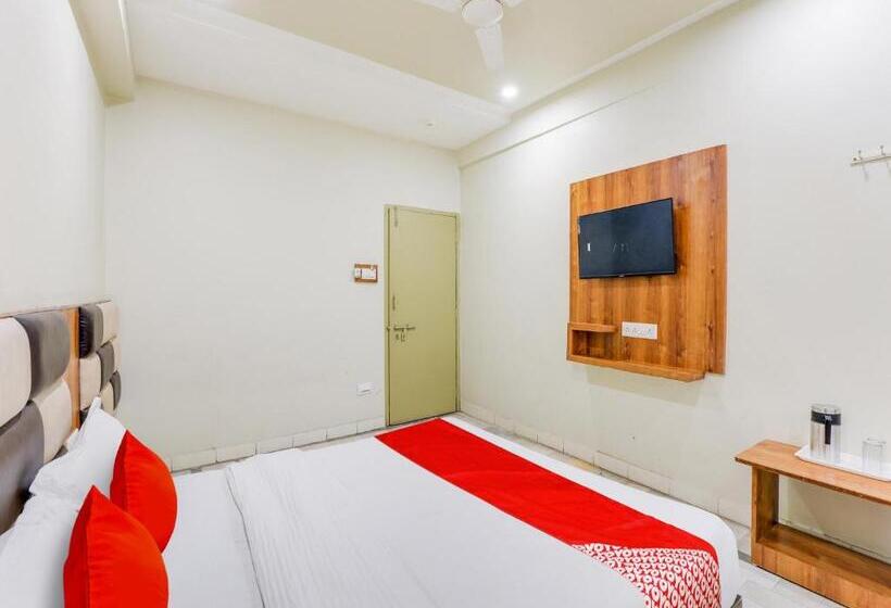 اتاق کلاسیک سه تخته, Oyo Hotel Asopalav