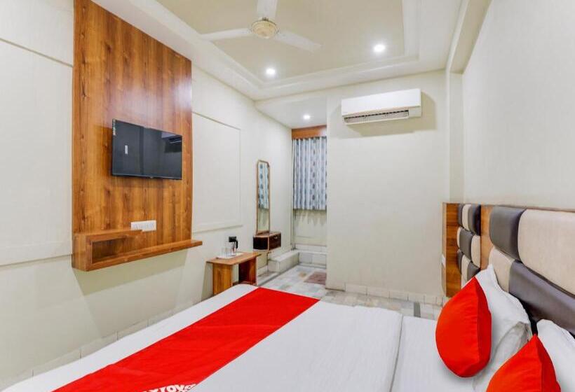 اتاق کلاسیک سه تخته, Oyo Hotel Asopalav