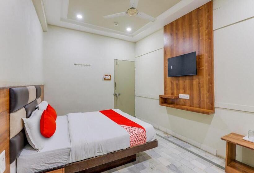 اتاق کلاسیک سه تخته, Oyo Hotel Asopalav