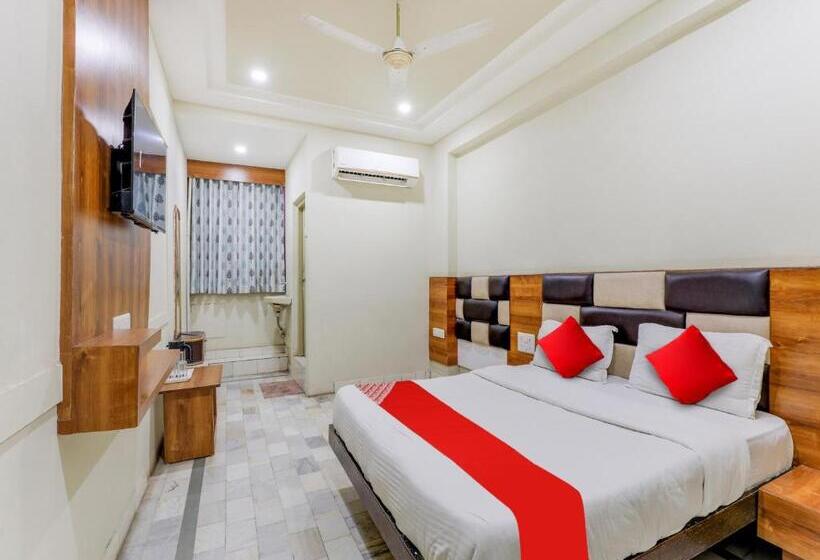 اتاق کلاسیک سه تخته, Oyo Hotel Asopalav