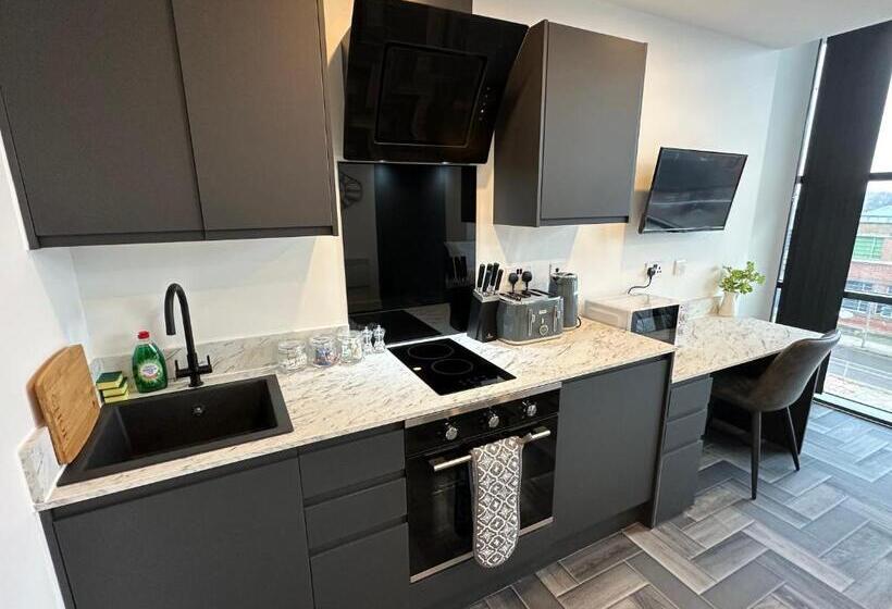 디럭스 스튜디오, Graduation Studios