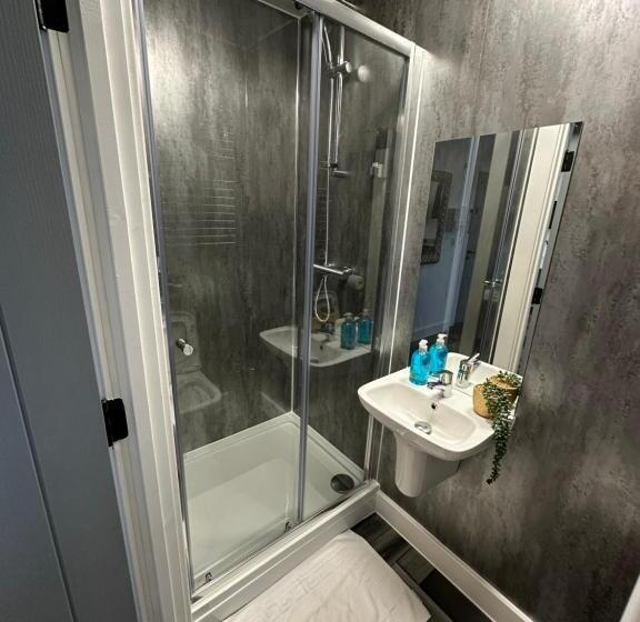 디럭스 스튜디오, Graduation Studios