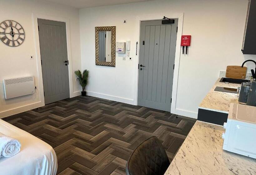 디럭스 스튜디오, Graduation Studios