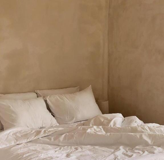 اتاق استاندارد با بالکن, Ambergris