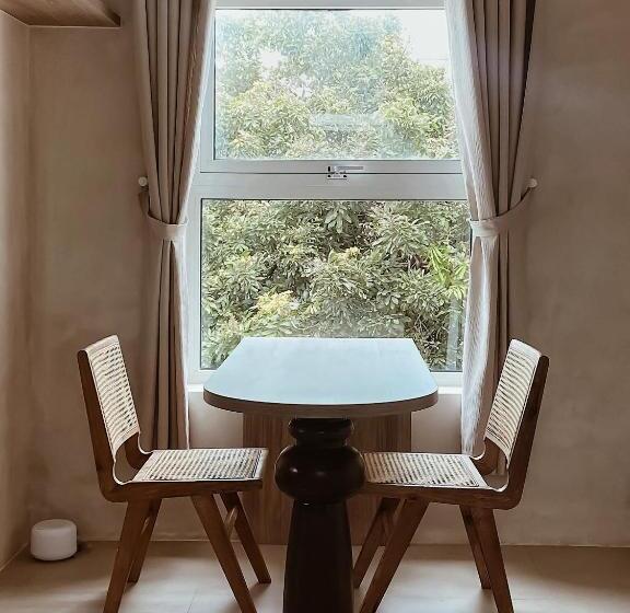 اتاق استاندارد با چشمانداز باغ, Ambergris