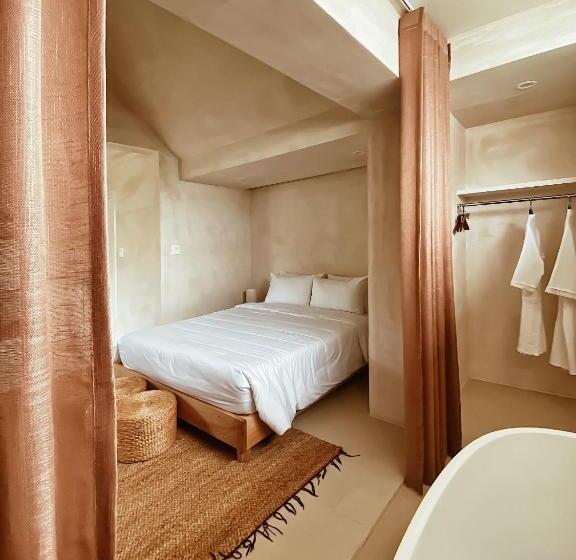 اتاق استاندارد با چشمانداز باغ, Ambergris