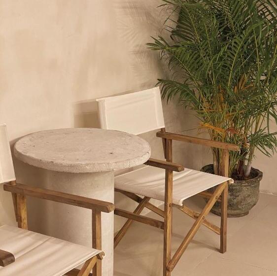 اتاق خانوادگی, Ambergris