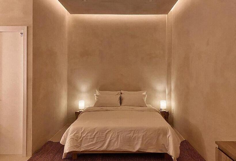 اتاق خانوادگی, Ambergris