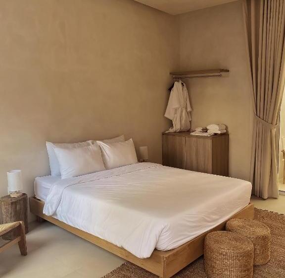 اتاق خانوادگی, Ambergris