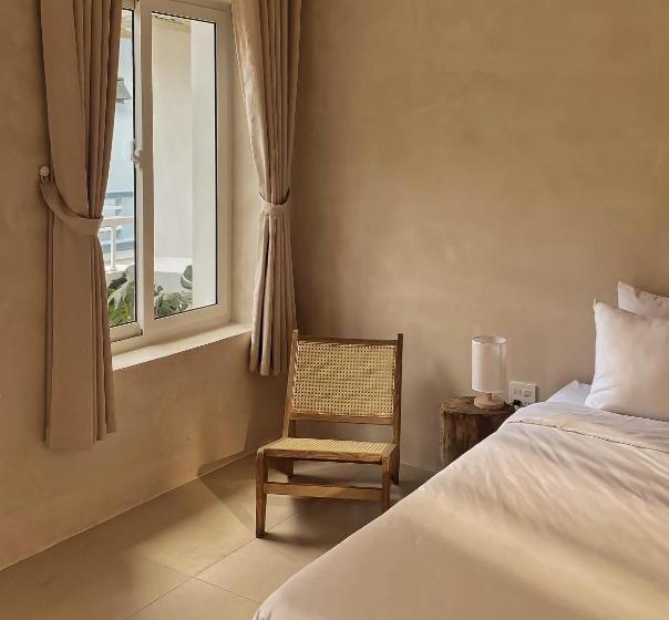 اتاق خانوادگی, Ambergris