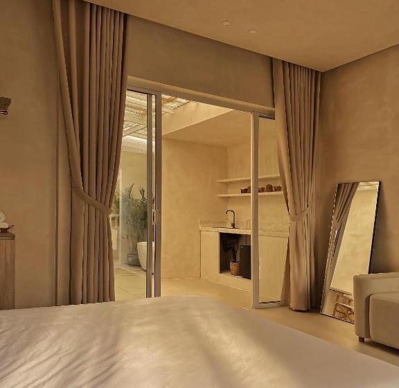 اتاق خانوادگی, Ambergris