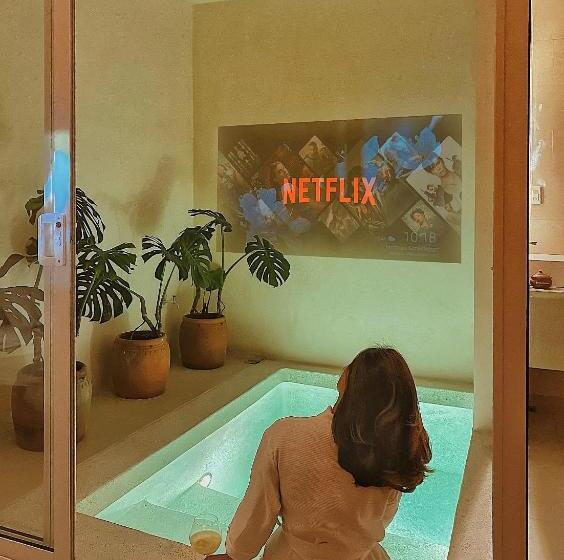 سوییت با استخر, Ambergris