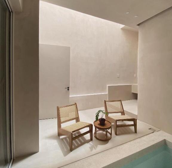 سوئیت جونیور با استخر, Ambergris