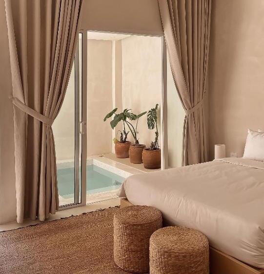 سوئیت جونیور با استخر, Ambergris