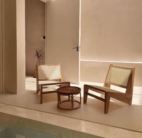 سوئیت جونیور با استخر, Ambergris