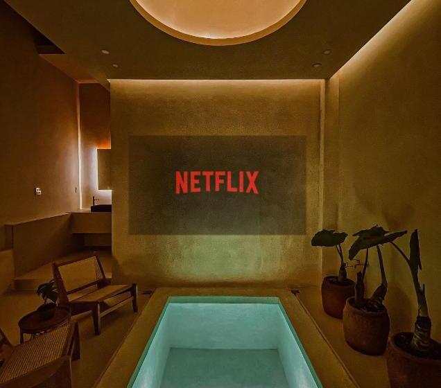 سوئیت جونیور با استخر, Ambergris