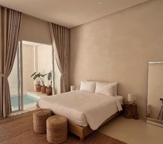 سوئیت جونیور با استخر, Ambergris