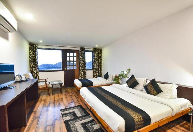 اتاق استاندارد سه تخته با بالکن, M Bar And Restaurant