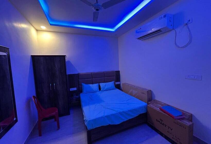 חדר קלאסי לשלושה, Oyo Subharam