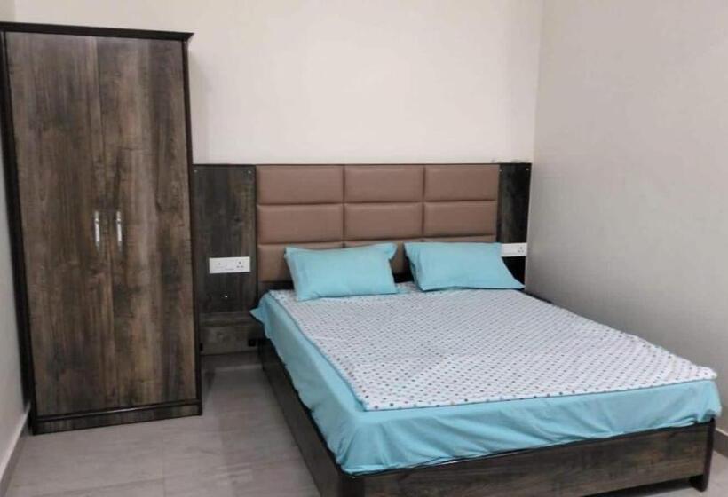 חדר קלאסי לשלושה, Oyo Subharam