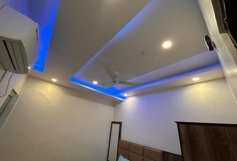 חדר קלאסי לשלושה, Oyo Subharam