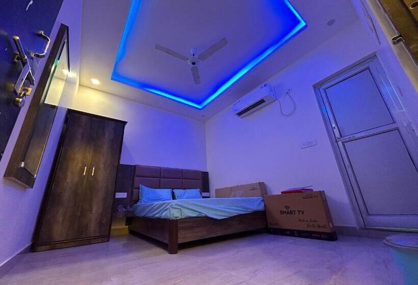 חדר קלאסי לשלושה, Oyo Subharam