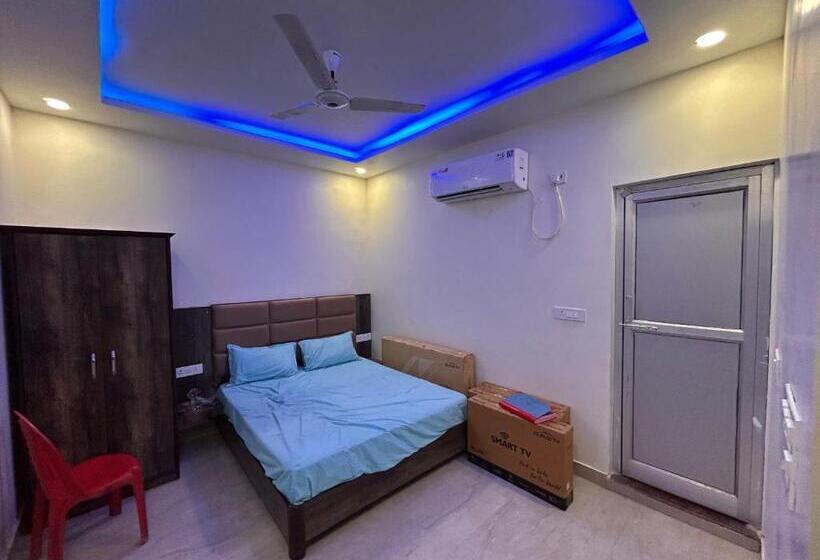 חדר קלאסי לשלושה, Oyo Subharam