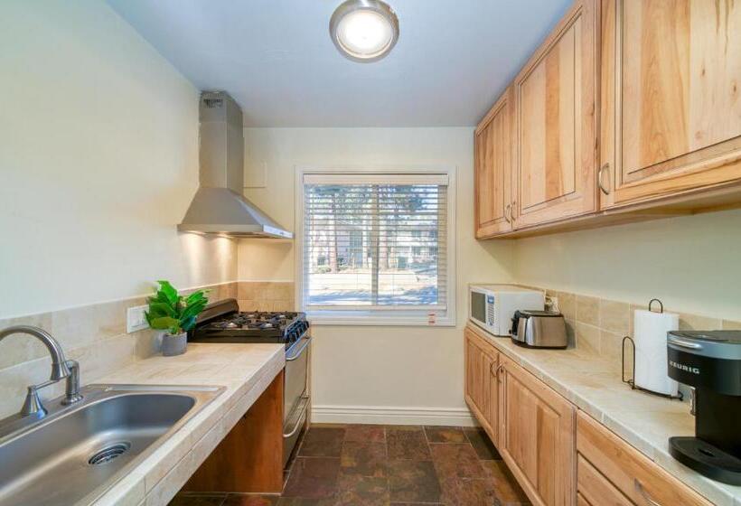 标准工作室, Moose And Maple Lodge