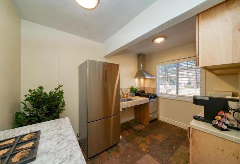 标准工作室, Moose And Maple Lodge