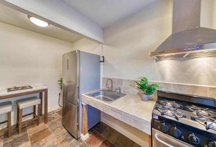 标准工作室, Moose And Maple Lodge