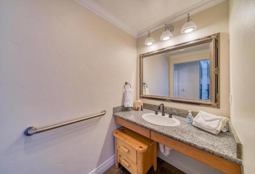 标准工作室, Moose And Maple Lodge