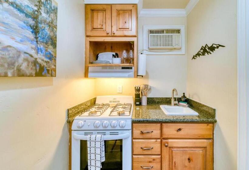 标准间, Moose And Maple Lodge