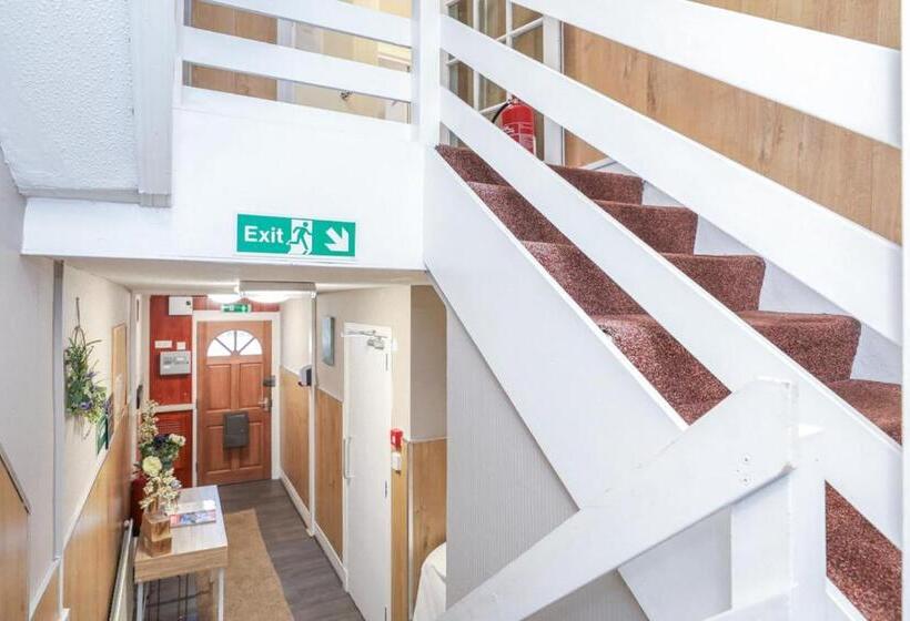 Трехместный Номер Базовый, Mystayinn Telford Guest House