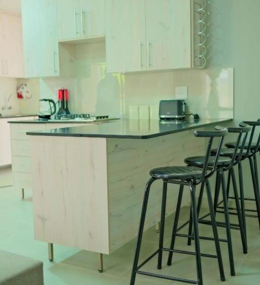 اتاق لوکس خانوادگی, Rinkase Residence