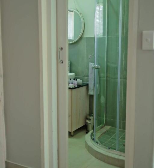 اتاق لوکس خانوادگی, Rinkase Residence