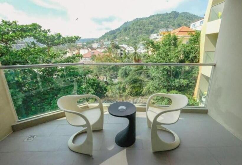 ルームシェアのワンベッド, Mad Monkey Phuket