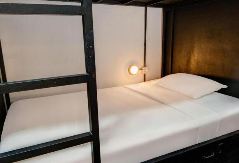 ルームシェアのワンベッド, Mad Monkey Phuket