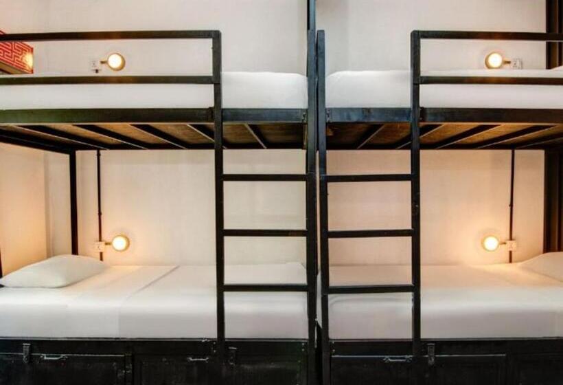 ルームシェアのワンベッド, Mad Monkey Phuket