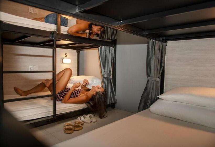 ルームシェアのワンベッド, Mad Monkey Phuket