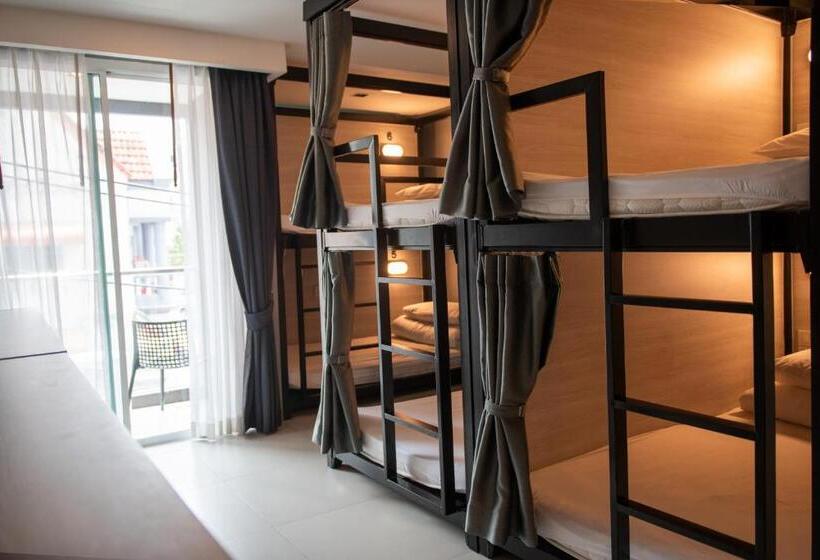 ルームシェアのワンベッド, Mad Monkey Phuket