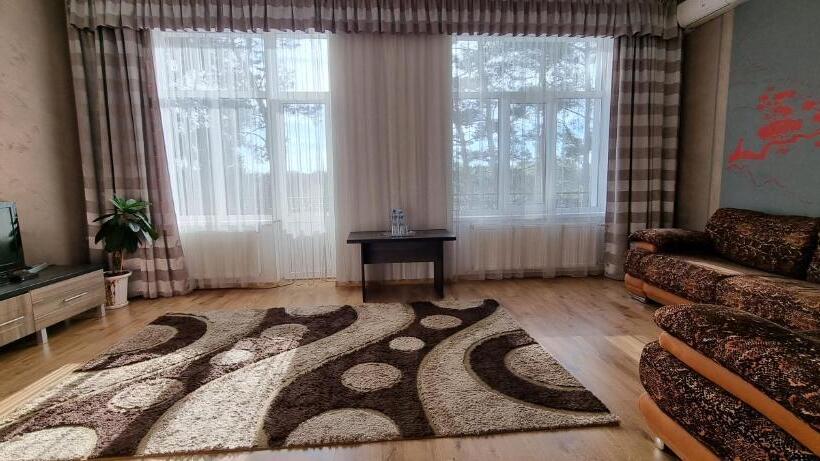 Suite with lake view, готельно ресторанний комплекс три бобри