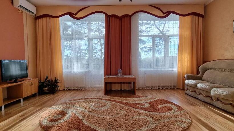 Suite with lake view, готельно ресторанний комплекс три бобри