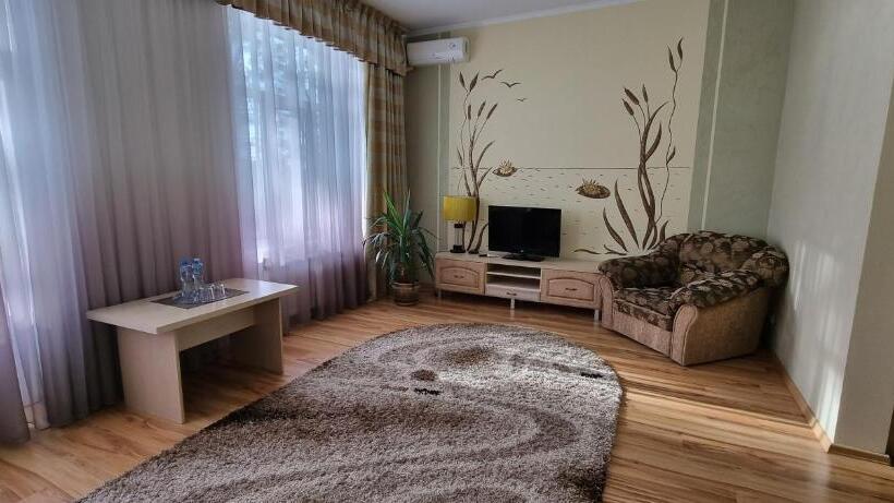 Suite with lake view, готельно ресторанний комплекс три бобри