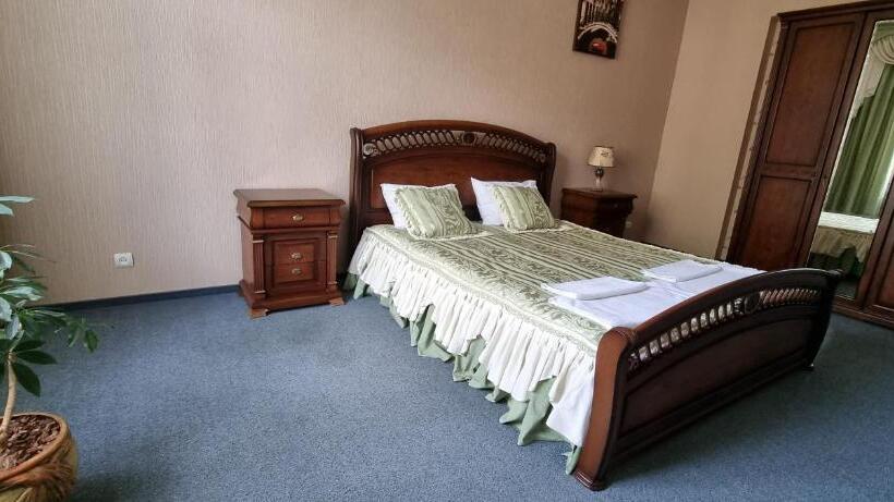 Suite with lake view, готельно ресторанний комплекс три бобри