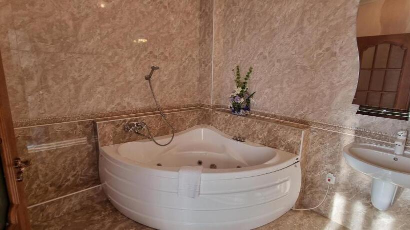 سوئیت با تخت بزرگ, готельно ресторанний комплекс три бобри