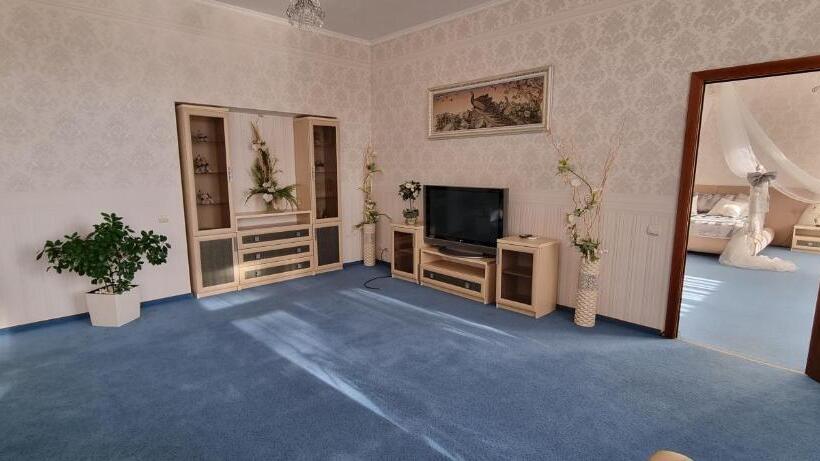 سوئیت با تخت بزرگ, готельно ресторанний комплекс три бобри